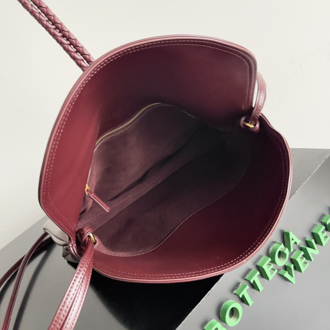 Inspiration de 1970 Bottega Veneta Women's Logo Shoulder Bag surface en cuir lisse pour apporter un sens propre de la beauté comme le lieu de travail des femmes pointu et dur boucle avant matériel de haute qualité pendentif sac corps élégance rétro globale excellente sensation de cuir doux Baodiejia cette série peut être décrite comme un ensemble beau affaibli usure sur la complexité ne rivalise pas pour saisir seulement la meilleure interprétation de la qualité de lui-même !Numéro de modèle : 806034 (Large)Taille : 30*20*8cm