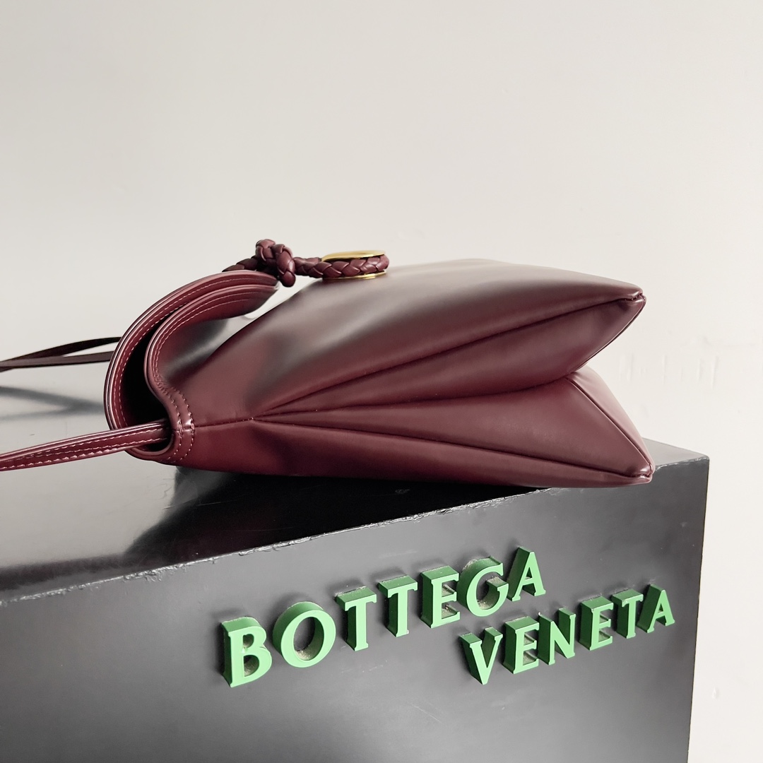 Inspiration from 1970 Bottega Veneta Women's logo shoulder bag smooth leather surface to bring a clean sense of handsomeness like the workplace women's sharp and tough front buckle high-quality hardware pendant bag body overall retro elegance excellent leather feel soft Baodiejia this series can be described as a full staff of beautiful weakened wear on the complexity do not scramble to grab the best quality interpretation of itself!Model No.: 806034 (Large)Size: 30*20*8cm