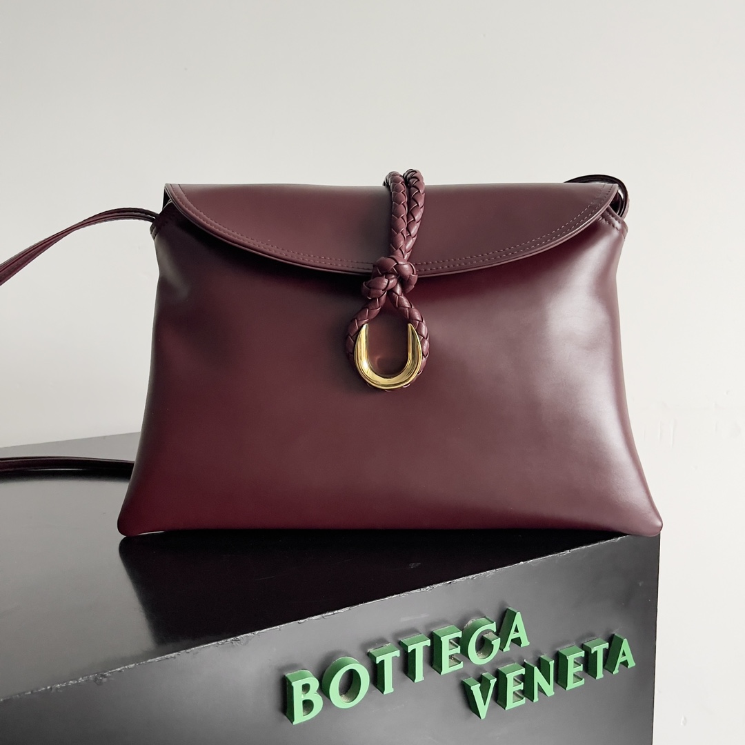 Inspiration from 1970 Bottega Veneta Women's logo shoulder bag smooth leather surface to bring a clean sense of handsomeness like the workplace women's sharp and tough front buckle high-quality hardware pendant bag body overall retro elegance excellent leather feel soft Baodiejia this series can be described as a full staff of beautiful weakened wear on the complexity do not scramble to grab the best quality interpretation of itself!Model No.: 806034 (Large)Size: 30*20*8cm