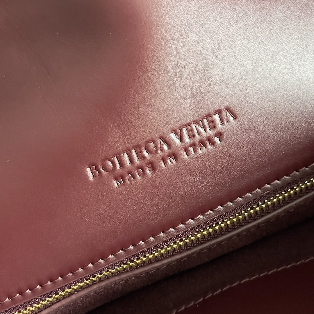 Inspiration from 1970 Bottega Veneta Women's logo shoulder bag smooth leather surface to bring a clean sense of handsomeness like the workplace women's sharp and tough front buckle high-quality hardware pendant bag body overall retro elegance excellent leather feel soft Baodiejia this series can be described as a full staff of beautiful weakened wear on the complexity do not scramble to grab the best quality interpretation of itself!Model No.: 806034 (Large)Size: 30*20*8cm