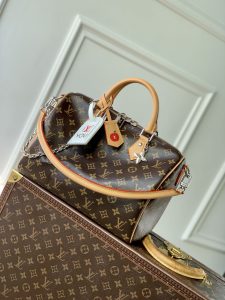 P1960 LV M12803
Speedy Soft 30 Crafty 手袋以惬意之姿相伴旅途Monclerogram 涂层帆布带来柔软质感皮革内衬与钥匙包融入瞩目笔触登机牌和硬箱装饰彰显玩趣巧思拉链内袋可妥善存放护照和其他重要物品Toron 手柄再添华美一笔
21 x 17 x 30 厘米
(高 x 宽 x 长度)-高仿包包