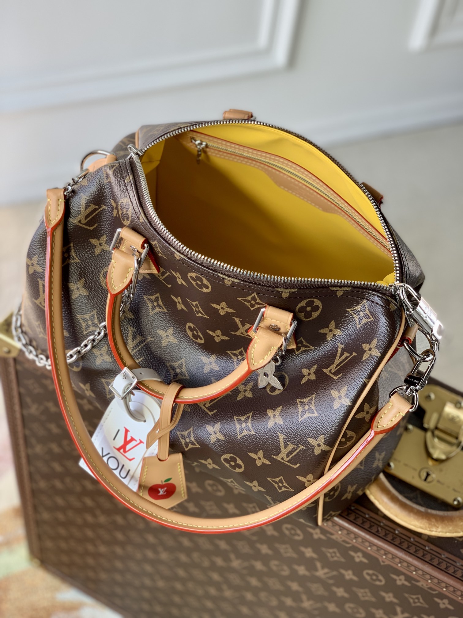 P1960 LV M11945Speedy Soft 30 Craftyハンドバッグ快適な旅のためのモンクレログラムコーティングキャンバス柔らかなレザーライニングとキーポーチ注目の筆跡ボーディングパスとハードケースの装飾で遊び心を演出内側にはパスポートや必需品を収納できるジップポケット華やかさを添えるトロンのハンドル21 x 17 x 30 cm (H x W x D) - H x W x D (H x W x L) - P1960 LV M11945Speedy Soft 30 Craftyハンドバッグ快適な旅のためのモンクレログラムコーティングキャンバス柔らかなレザーライニングとキーポーチ注目の筆跡ボーディングパスとハードケースの装飾で遊び心を演出内側にはパスポートや必需品を収納できるジップポケット華やかさを添えるトロンのハンドル21 x 17 x 30 cm (H x W x D) - P1960 LV M11945Speedy Soft 30 Craftyハンドバッグ30cm (H x W x L)-ハイファッション・バッグ