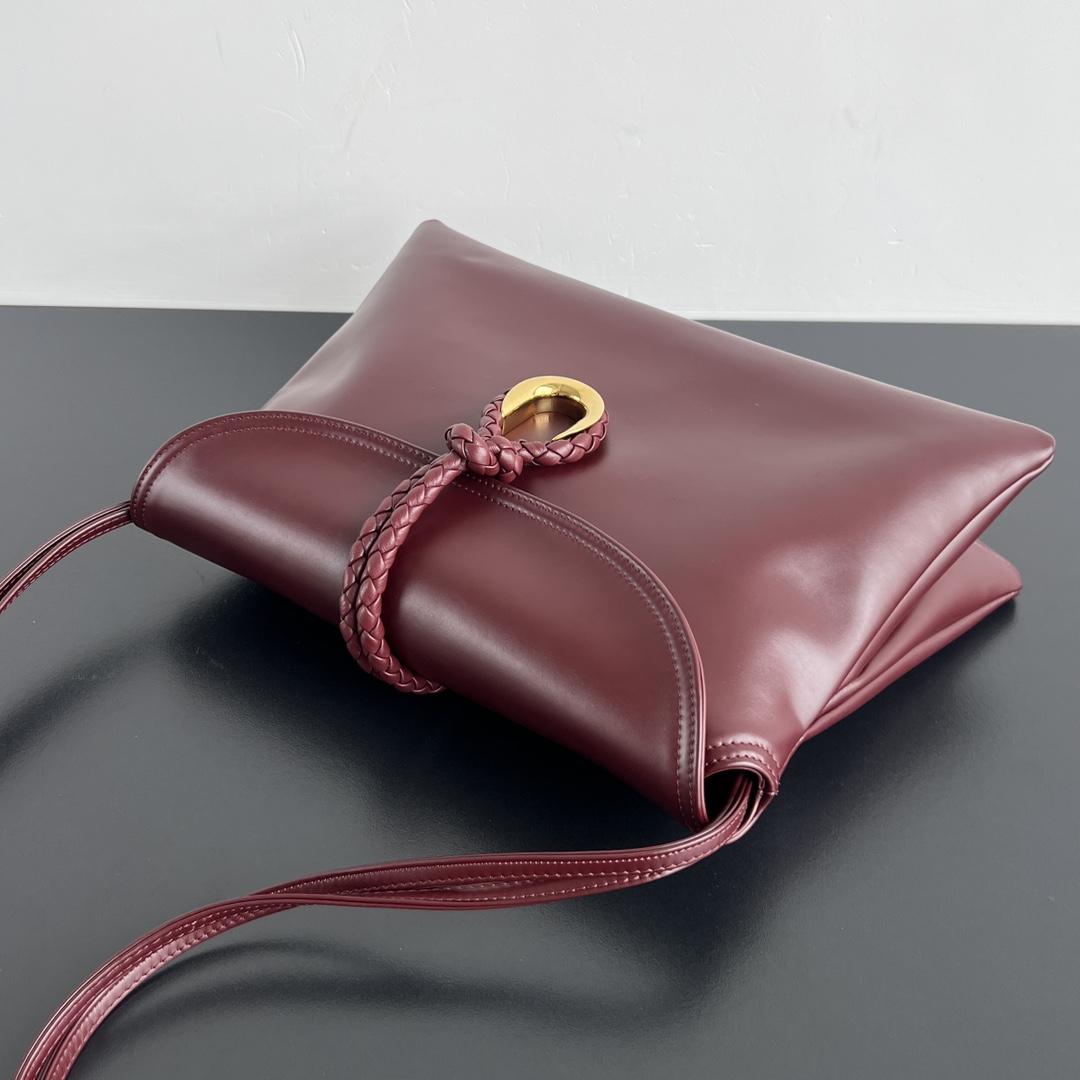 BV Fall/Winter 806034 Medium Liberta Women's Bag Smooth Calfskin Leather Flap Crossbody & Clutch Bag Different Original Leather Texture The body of the bag adopts the slow tanning process, plus the metal elements of the lock buckle and the coaxial rope to highlight the essence of the silky calf leather, showing the unique ultra-detailed texture The pocket opening is folded down like an envelope bag in general elegant and simple 🌹 A bag called freedom, you deserve to have it P1900Size: 35*23*6cm