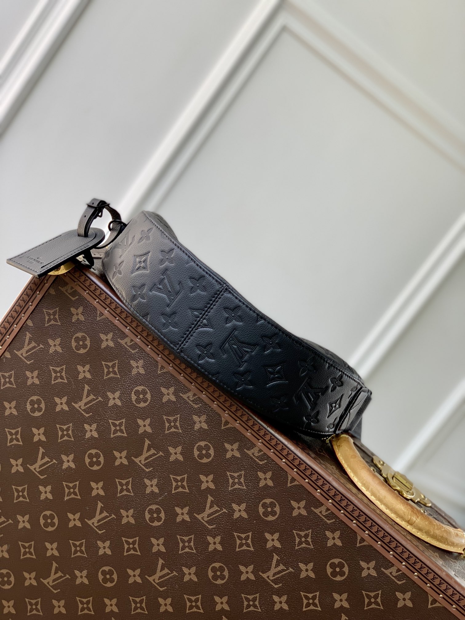 P1700 LV M12510Le petit sac à main Hamac est fabriqué en cuir de vachette embossé Monclerogram Shadow pour une silhouette flatteuse, avec une bandoulière réglable en cuir Epi XL pour un portage confortable en bandoulière ou en bandoulière, et une poche intérieure plaquée pour un rangement soigné.15 x 8 x 28,5 cm(H x L x L)