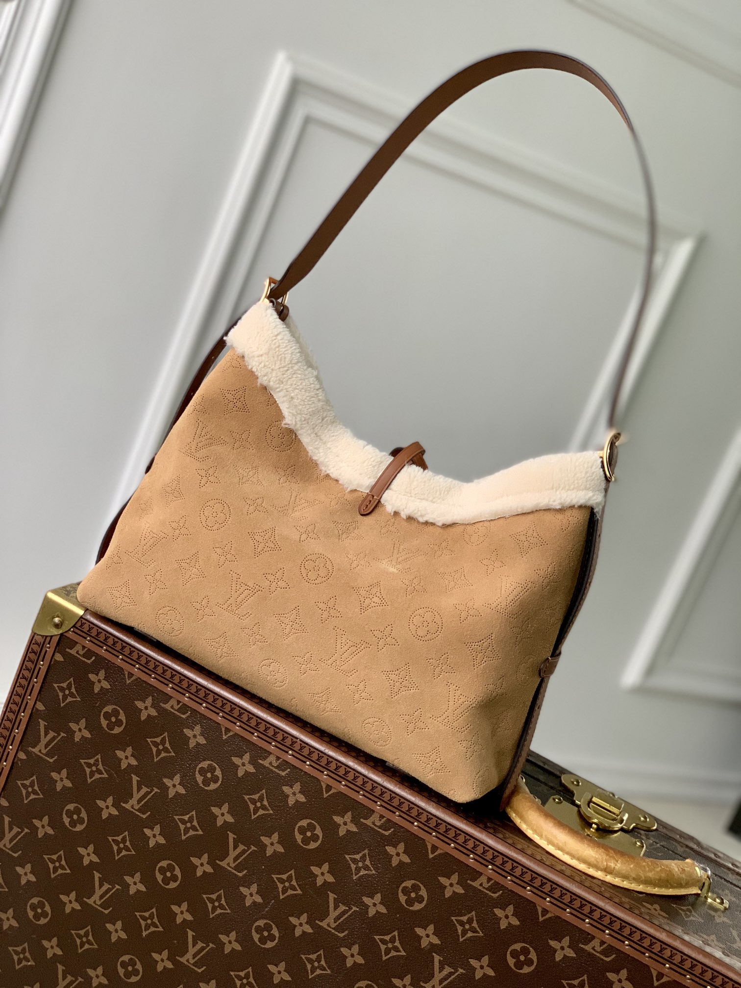 P2100 LV M11843Esta pequena mala de mão CarryAll da coleção LV Ski é fabricada em Monclerogram, uma camurça perfurada e transparente com um acabamento em pele de lã para um look quente de InvernoO fecho magnético e a alça em pele abrem bastante espaço para guardar facilmente um clipe de dinheiro comprido e os seus objectos essenciais diários24 x 12 x 29 cm (A x L x C)-Altas Bolsas Falsas