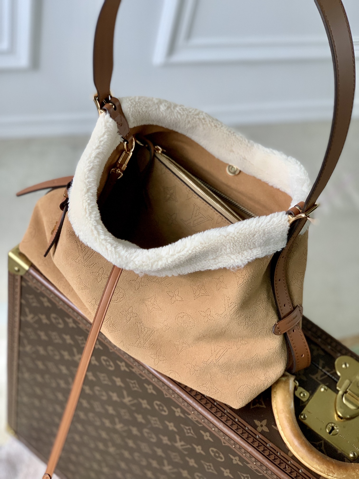 P2100 LV M11843Esta pequena mala de mão CarryAll da coleção LV Ski é fabricada em Monclerogram, uma camurça perfurada e transparente com um acabamento em pele de lã para um look quente de InvernoO fecho magnético e a alça em pele abrem bastante espaço para guardar facilmente um clipe de dinheiro comprido e os seus objectos essenciais diários24 x 12 x 29 cm (A x L x C)-Altas Bolsas Falsas