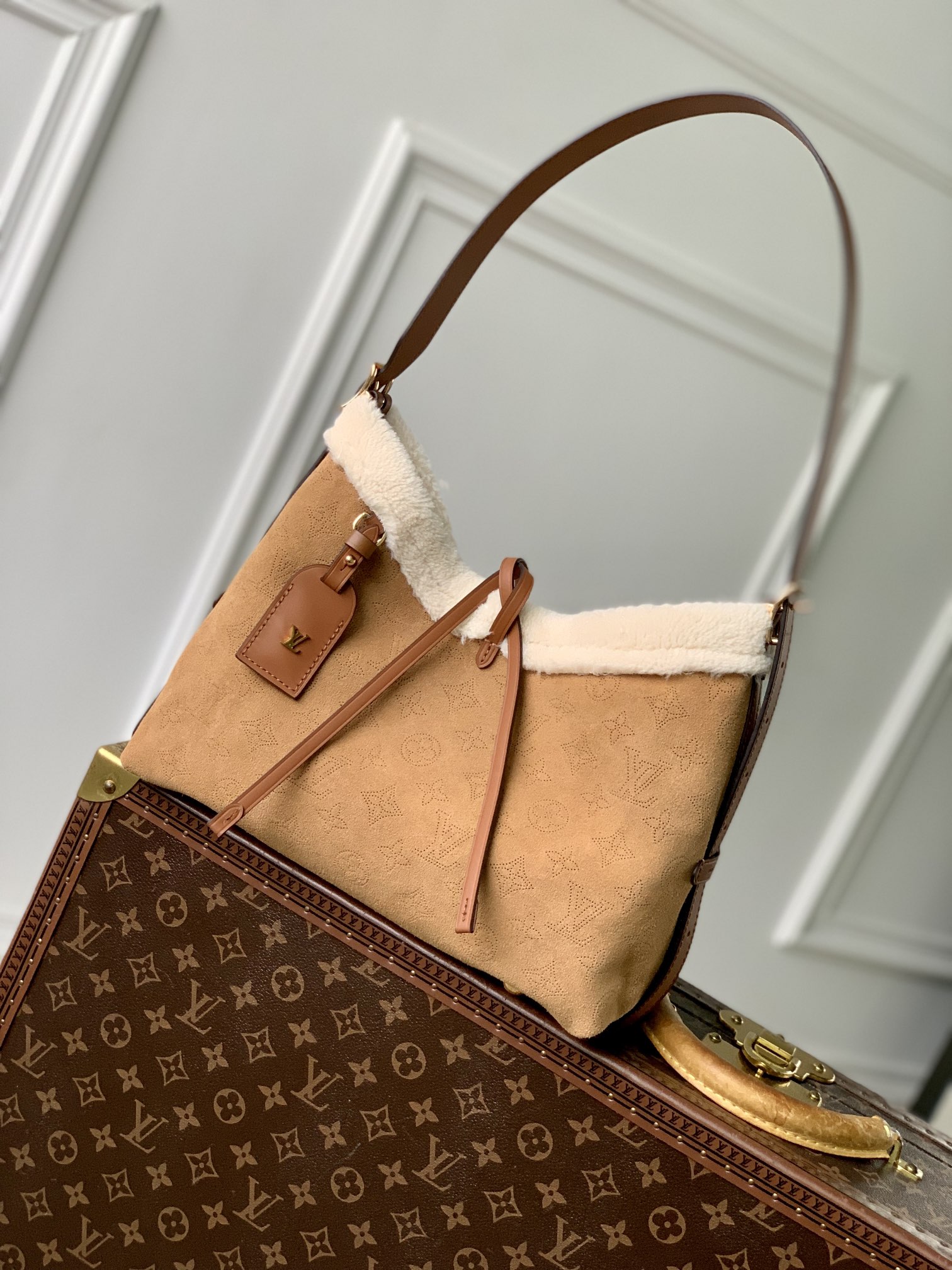 P2100 LV M11843Esta pequena mala de mão CarryAll da coleção LV Ski é fabricada em Monclerogram, uma camurça perfurada e transparente com um acabamento em pele de lã para um look quente de InvernoO fecho magnético e a alça em pele abrem bastante espaço para guardar facilmente um clipe de dinheiro comprido e os seus objectos essenciais diários24 x 12 x 29 cm (A x L x C)-Altas Bolsas Falsas