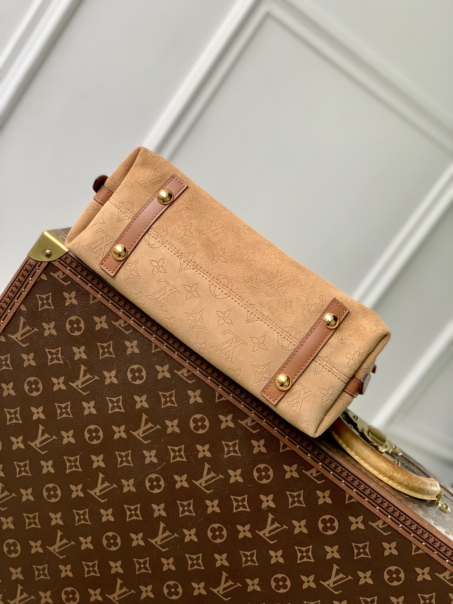 P2100 LV M11843Esta pequena mala de mão CarryAll da coleção LV Ski é fabricada em Monclerogram, uma camurça perfurada e transparente com um acabamento em pele de lã para um look quente de InvernoO fecho magnético e a alça em pele abrem bastante espaço para guardar facilmente um clipe de dinheiro comprido e os seus objectos essenciais diários24 x 12 x 29 cm (A x L x C)-Altas Bolsas Falsas