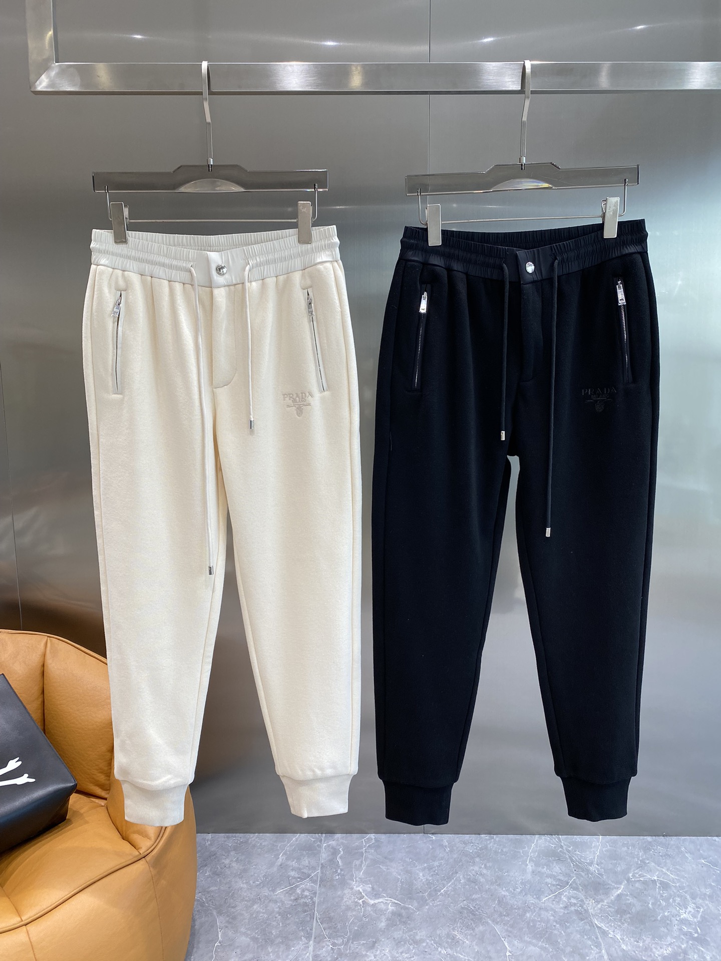 Prada 2024 ¡nuevo pantalón casual otoño/invierno! ¡Diseño clásico de lujo con logotipo de la marca! Pantalón casual de cintura elástica Clásico versátil Elementos clásicos de la marca de lujo 👍 ¡Diseño casual clásico! ¡Mejorar en gran medida la colocación de la versión ajustada de los dos bolsillos laterales Agradable a la piel, suave y transpirable con una buena sensación de llevar el cuerpo vale la pena conseguir! Modelos acolchados Talla: M-3XL🅿️500-high-fashion-factory