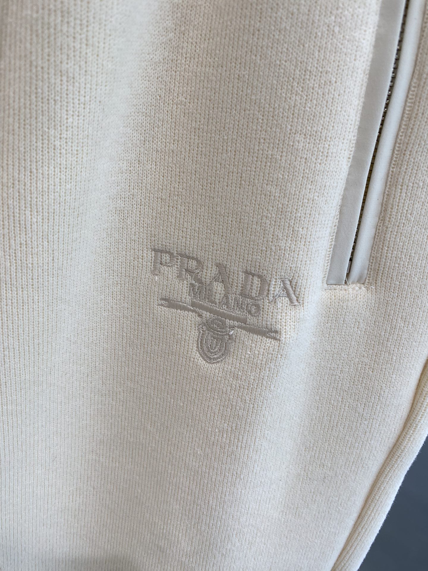 Prada 2024 ¡nuevo pantalón casual otoño/invierno! ¡Diseño clásico de lujo con logotipo de la marca! Pantalón casual de cintura elástica Clásico versátil Elementos clásicos de la marca de lujo 👍 ¡Diseño casual clásico! ¡Mejorar en gran medida la colocación de la versión ajustada de los dos bolsillos laterales Agradable a la piel, suave y transpirable con una buena sensación de llevar el cuerpo vale la pena conseguir! Modelos acolchados Talla: M-3XL🅿️500-high-fashion-factory