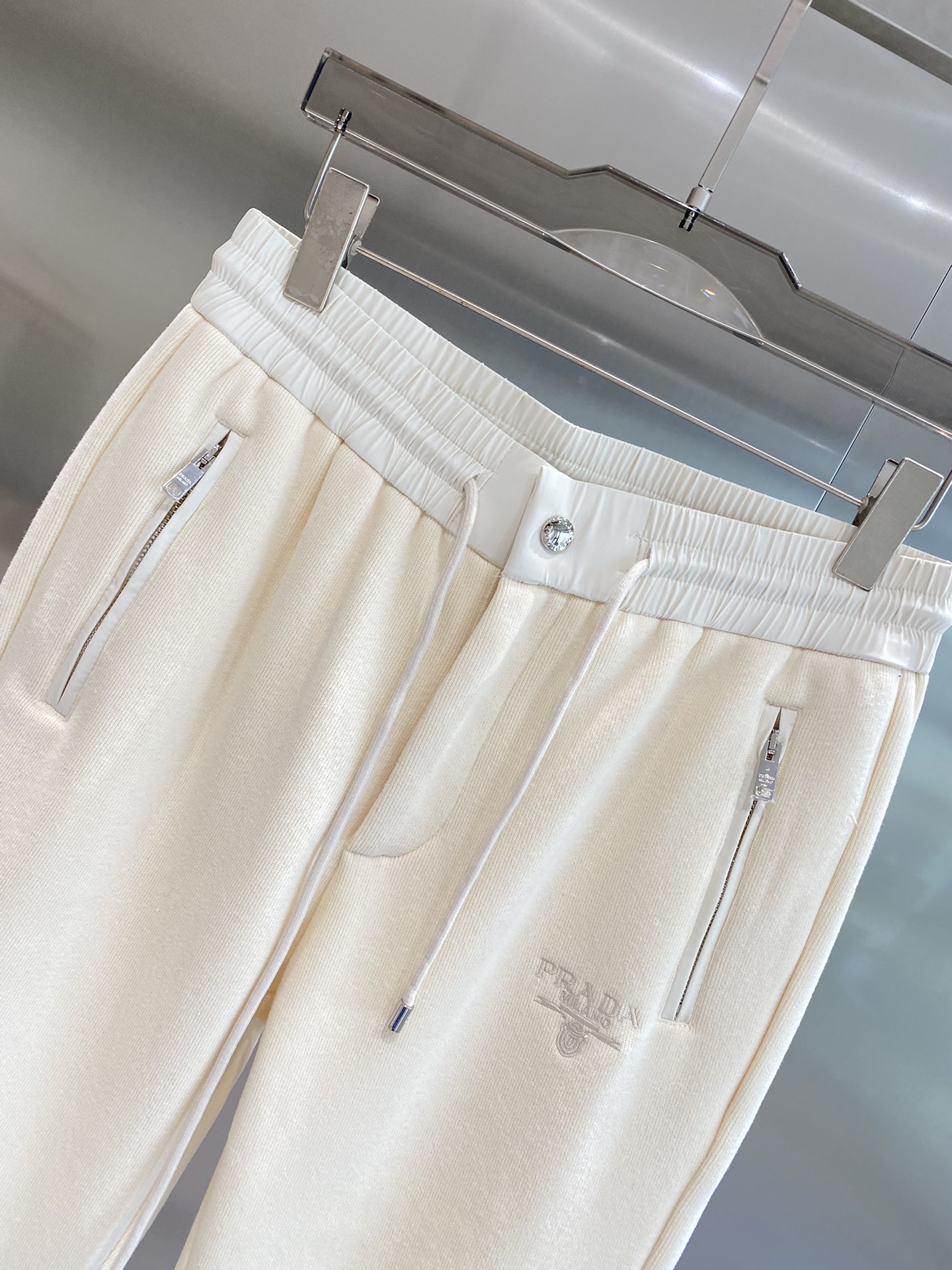 Prada 2024 ¡nuevo pantalón casual otoño/invierno! ¡Diseño clásico de lujo con logotipo de la marca! Pantalón casual de cintura elástica Clásico versátil Elementos clásicos de la marca de lujo 👍 ¡Diseño casual clásico! ¡Mejorar en gran medida la colocación de la versión ajustada de los dos bolsillos laterales Agradable a la piel, suave y transpirable con una buena sensación de llevar el cuerpo vale la pena conseguir! Modelos acolchados Talla: M-3XL🅿️500-high-fashion-factory