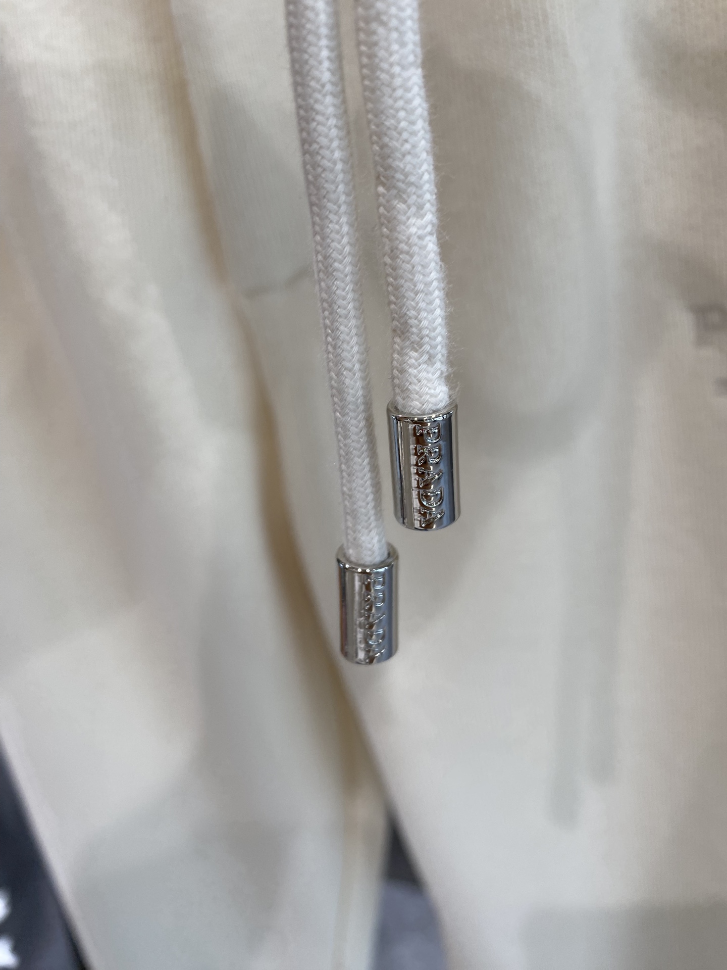 Prada 2024 ¡nuevo pantalón casual otoño/invierno! ¡Diseño clásico de lujo con logotipo de la marca! Pantalón casual de cintura elástica Clásico versátil Elementos clásicos de la marca de lujo 👍 ¡Diseño casual clásico! ¡Mejorar en gran medida la colocación de la versión ajustada de los dos bolsillos laterales Agradable a la piel, suave y transpirable con una buena sensación de llevar el cuerpo vale la pena conseguir! Modelos acolchados Talla: M-3XL🅿️500-high-fashion-factory