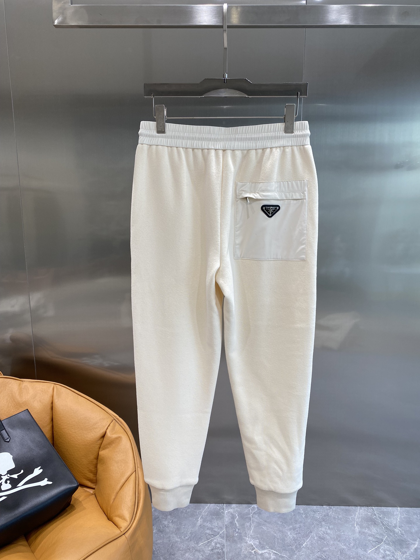 Prada 2024 ¡nuevo pantalón casual otoño/invierno! ¡Diseño clásico de lujo con logotipo de la marca! Pantalón casual de cintura elástica Clásico versátil Elementos clásicos de la marca de lujo 👍 ¡Diseño casual clásico! ¡Mejorar en gran medida la colocación de la versión ajustada de los dos bolsillos laterales Agradable a la piel, suave y transpirable con una buena sensación de llevar el cuerpo vale la pena conseguir! Modelos acolchados Talla: M-3XL🅿️500-high-fashion-factory