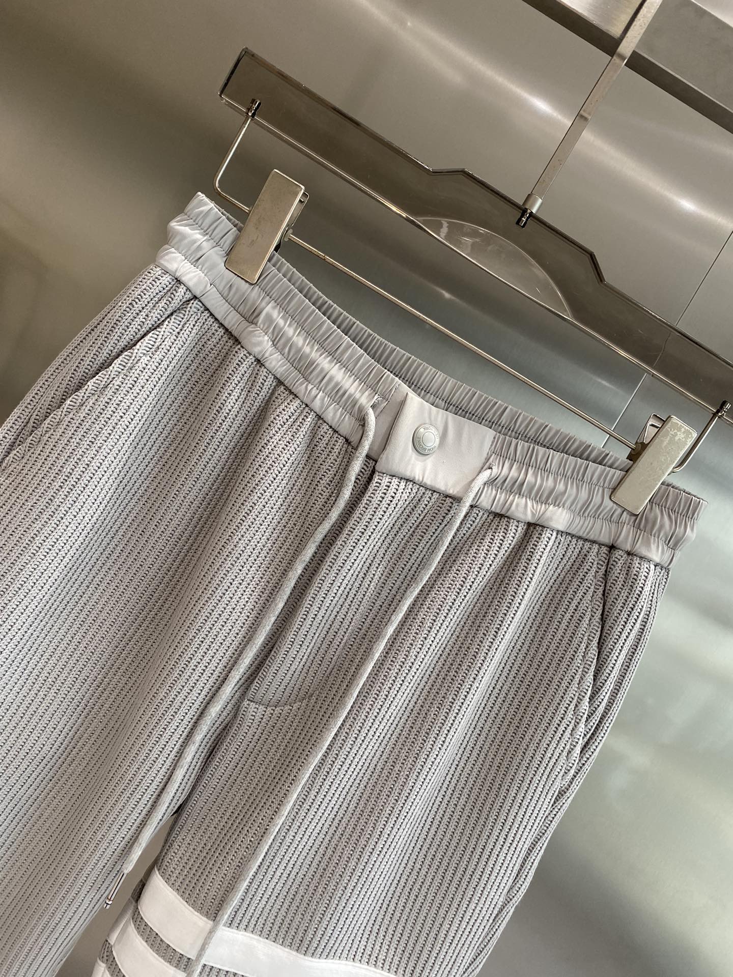 Image[1]- Prada nouveau pantalon décontracté pour l'automne/hiver 2024 ! Design classique de luxe avec logo de la marque ! Pantalon décontracté à taille élastiquée Classique polyvalent Éléments classiques de la marque de luxe 👍 Design décontracté classique ! Améliorer grandement la collocation Fit Fit Les deux poches latérales Skin-friendly doux respirant a une bonne sensation de corps de port Vaut la peine d'être obtenu ! Modèles rembourrés Taille : M-3XL🅿️500-high-fashion-factory