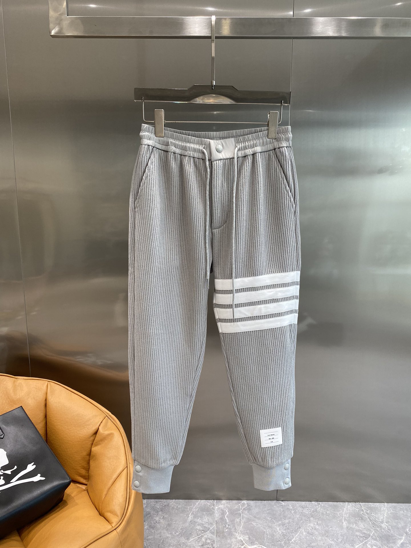 Image[1]- Prada nouveau pantalon décontracté pour l'automne/hiver 2024 ! Design classique de luxe avec logo de la marque ! Pantalon décontracté à taille élastiquée Classique polyvalent Éléments classiques de la marque de luxe 👍 Design décontracté classique ! Améliorer grandement la collocation Fit Fit Les deux poches latérales Skin-friendly doux respirant a une bonne sensation de corps de port Vaut la peine d'être obtenu ! Modèles rembourrés Taille : M-3XL🅿️500-high-fashion-factory