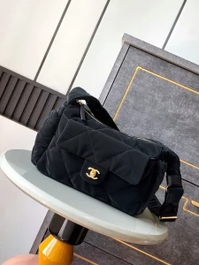 Chanel 24N Ski Series pequeno hobo para comprar lulu! Muito legal quente Osaka em [666] [666] walkin Shinsaibashi balcão dez minutos para comprar terminado em um olhar como é chanel dentro do tipo de saco de sentimento mais casual do que saco de boliche e, em seguida, casual alguns podem ser transportados à mão pode ser transportado na diagonal olhar boa forma de transporte de mão é mais como um saco de boliche! Nylon e preto metálico douradoTamanho: 20 x 32 x 12 cm-Sacos de alta costura