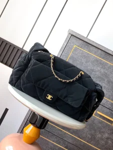 ¡Chanel 24N Colección de esquí de tela de nylon grande! Demasiado fresco a la derecha, además de Jennie con el mismo crossbody a cuadros rojos es este nylon hobo bolsillo grande! material de nylon es impermeable capacidad de la bolsa es muy grande practicidad es muy fuerte con dos tamaños de tamaño grande y pequeño sensación física es muy impresionante ah, tamaño: 22x44x18Cm-alta réplicas de bolsos!