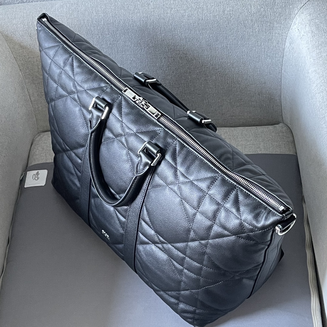 Le Weekender 40 est un sac à l'élégance intemporelle, fabriqué en cuir de vachette noir avec un motif à carreaux de rotin surdimensionné, une nouvelle version d'un motif classique de Dior, et un logo Dior pour un look élevé. Le spacieux compartiment principal zippé peut être utilisé pour organiser vos essentiels du week-end, et la bandoulière réglable et détachable ainsi que la poignée supérieure en cuir peuvent être portées à la main ou à l'épaule.Modèle 9902Taille 57.5-34.5-22Corps : Cuir de vacheDoublure : TissuCompartiment principal zippé en cuir de vachettePoche intérieure zippéePoignée supérieure en cuirBandoulière réglable et amovible en cuir de vache grainé avec fermoir mousquetonPieds protecteurs en métalFinition vintage argentée sur le devantMotif Dior en laitonMotif Dior en relief à l'intérieurSac à poussière intérieur inclus191701660