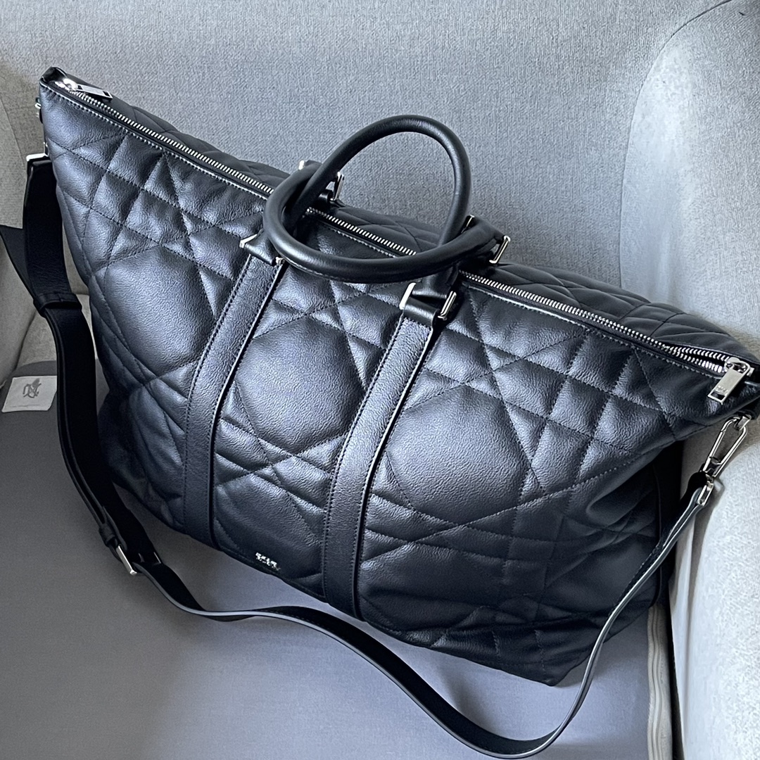 El Weekender 40 es un bolso de elegancia atemporal realizado en piel de vacuno negra con un motivo de cuadros de ratán sobredimensionados, una nueva versión de un motivo clásico de Dior, y un logotipo Dior para un look elevado. El espacioso compartimento principal con cremallera permite organizar sus objetos de fin de semana, y la correa ajustable y desmontable y el asa superior de piel pueden llevarse en la mano o al hombro.Modelo 9902Talla 57.5-34.5-22Cuerpo: Piel de vacaForro: TejidoCompartimento principal con cremallera de piel de vacaBolsillo interior con cremalleraAsa superior de pielBandolera de piel de vaca granulada ajustable y extraíble con cierre de langostaPies metálicos protectoresAcabado vintage plateado en la parte delanteraLogotipo Dior en latónLogotipo Dior en relieve en el interiorBolsa guardapolvo interior incluida191701660