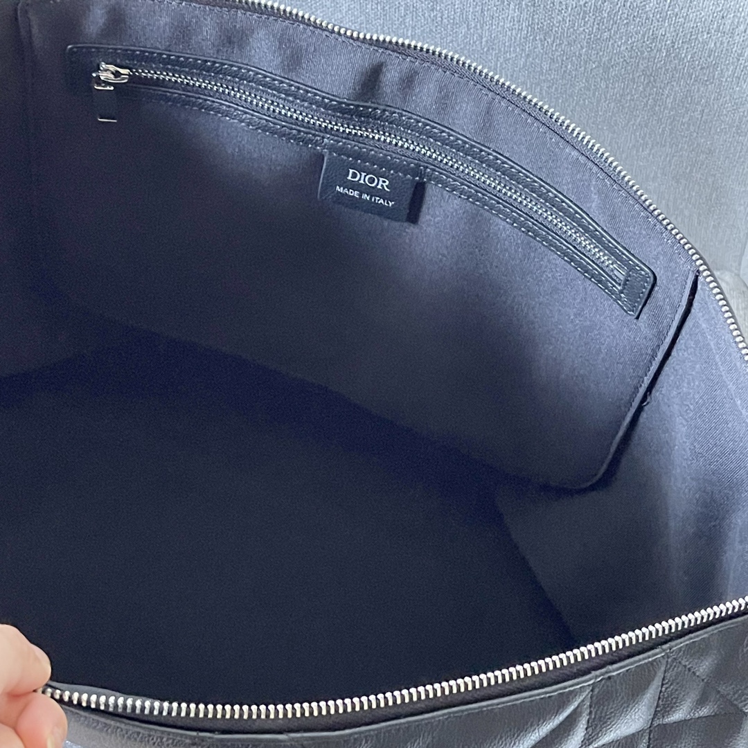 Le Weekender 40 est un sac à l'élégance intemporelle, fabriqué en cuir de vachette noir avec un motif à carreaux de rotin surdimensionné, une nouvelle version d'un motif classique de Dior, et un logo Dior pour un look élevé. Le spacieux compartiment principal zippé peut être utilisé pour organiser vos essentiels du week-end, et la bandoulière réglable et détachable ainsi que la poignée supérieure en cuir peuvent être portées à la main ou à l'épaule.Modèle 9902Taille 57.5-34.5-22Corps : Cuir de vacheDoublure : TissuCompartiment principal zippé en cuir de vachettePoche intérieure zippéePoignée supérieure en cuirBandoulière réglable et amovible en cuir de vache grainé avec fermoir mousquetonPieds protecteurs en métalFinition vintage argentée sur le devantMotif Dior en laitonMotif Dior en relief à l'intérieurSac à poussière intérieur inclus191701660