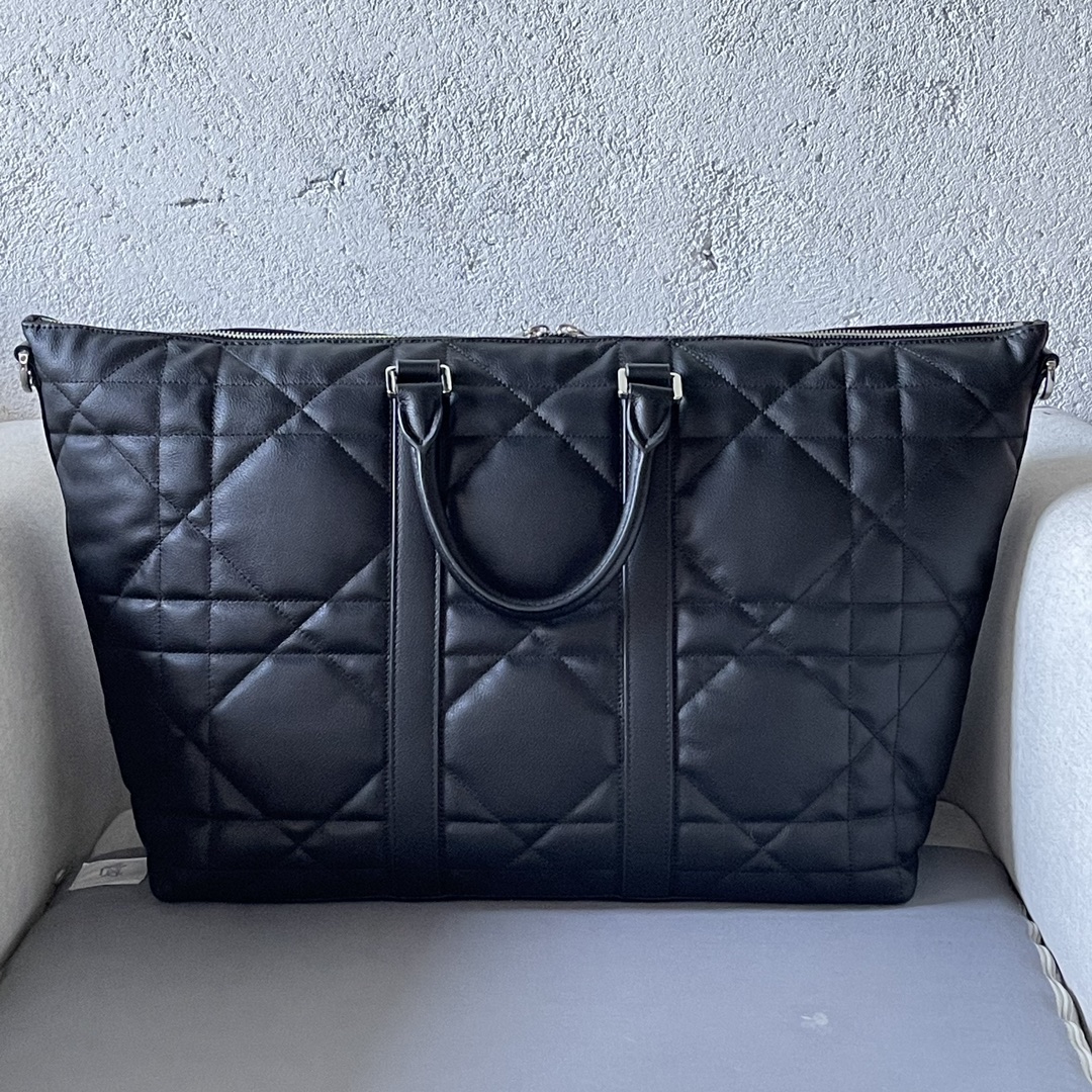 Le Weekender 40 est un sac à l'élégance intemporelle, fabriqué en cuir de vachette noir avec un motif à carreaux de rotin surdimensionné, une nouvelle version d'un motif classique de Dior, et un logo Dior pour un look élevé. Le spacieux compartiment principal zippé peut être utilisé pour organiser vos essentiels du week-end, et la bandoulière réglable et détachable ainsi que la poignée supérieure en cuir peuvent être portées à la main ou à l'épaule.Modèle 9902Taille 57.5-34.5-22Corps : Cuir de vacheDoublure : TissuCompartiment principal zippé en cuir de vachettePoche intérieure zippéePoignée supérieure en cuirBandoulière réglable et amovible en cuir de vache grainé avec fermoir mousquetonPieds protecteurs en métalFinition vintage argentée sur le devantMotif Dior en laitonMotif Dior en relief à l'intérieurSac à poussière intérieur inclus191701660