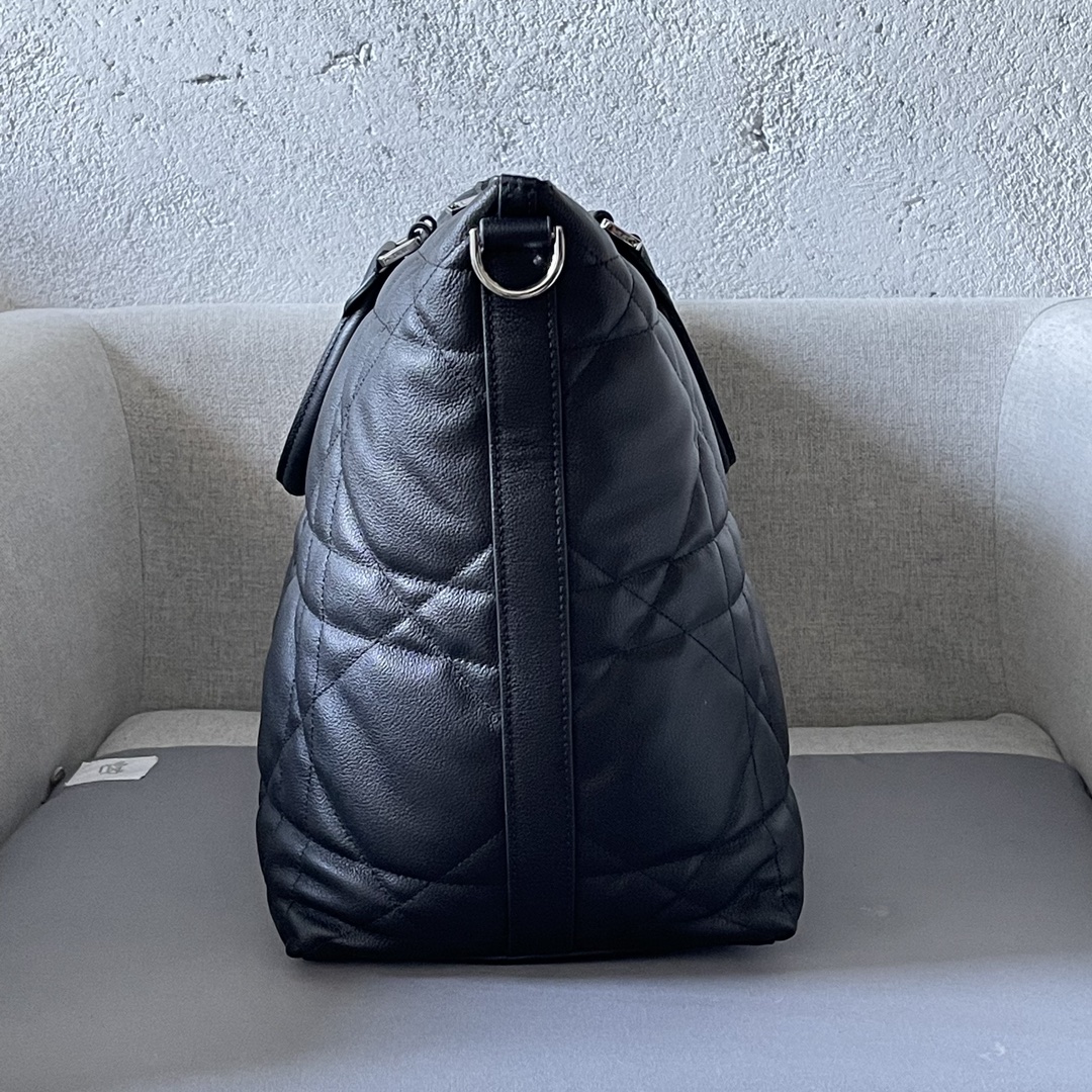 Le Weekender 40 est un sac à l'élégance intemporelle, fabriqué en cuir de vachette noir avec un motif à carreaux de rotin surdimensionné, une nouvelle version d'un motif classique de Dior, et un logo Dior pour un look élevé. Le spacieux compartiment principal zippé peut être utilisé pour organiser vos essentiels du week-end, et la bandoulière réglable et détachable ainsi que la poignée supérieure en cuir peuvent être portées à la main ou à l'épaule.Modèle 9902Taille 57.5-34.5-22Corps : Cuir de vacheDoublure : TissuCompartiment principal zippé en cuir de vachettePoche intérieure zippéePoignée supérieure en cuirBandoulière réglable et amovible en cuir de vache grainé avec fermoir mousquetonPieds protecteurs en métalFinition vintage argentée sur le devantMotif Dior en laitonMotif Dior en relief à l'intérieurSac à poussière intérieur inclus191701660