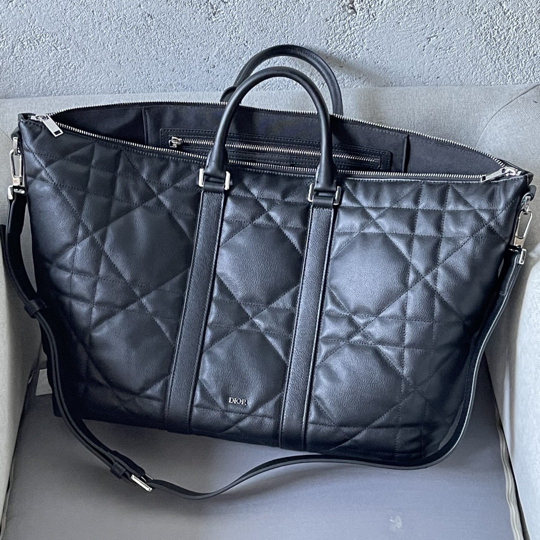 El Weekender 40 es un bolso de elegancia atemporal realizado en piel de vacuno negra con un motivo de cuadros de ratán sobredimensionados, una nueva versión de un motivo clásico de Dior, y un logotipo Dior para un look elevado. El espacioso compartimento principal con cremallera permite organizar sus objetos de fin de semana, y la correa ajustable y desmontable y el asa superior de piel pueden llevarse en la mano o al hombro.Modelo 9902Talla 57.5-34.5-22Cuerpo: Piel de vacaForro: TejidoCompartimento principal con cremallera de piel de vacaBolsillo interior con cremalleraAsa superior de pielBandolera de piel de vaca granulada ajustable y extraíble con cierre de langostaPies metálicos protectoresAcabado vintage plateado en la parte delanteraLogotipo Dior en latónLogotipo Dior en relieve en el interiorBolsa guardapolvo interior incluida191701660