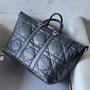 Le Weekender 40 est un sac à l'élégance intemporelle, fabriqué en cuir de vachette noir avec un motif à carreaux de rotin surdimensionné, une nouvelle version d'un motif classique de Dior, et un logo Dior pour un look élevé. Le spacieux compartiment principal zippé peut être utilisé pour organiser vos essentiels du week-end, et la bandoulière réglable et détachable ainsi que la poignée supérieure en cuir peuvent être portées à la main ou à l'épaule.Modèle 9902Taille 57.5-34.5-22Corps : Cuir de vacheDoublure : TissuCompartiment principal zippé en cuir de vachettePoche intérieure zippéePoignée supérieure en cuirBandoulière réglable et amovible en cuir de vache grainé avec fermoir mousquetonPieds protecteurs en métalFinition vintage argentée sur le devantMotif Dior en laitonMotif Dior en relief à l'intérieurSac à poussière intérieur inclus191701660