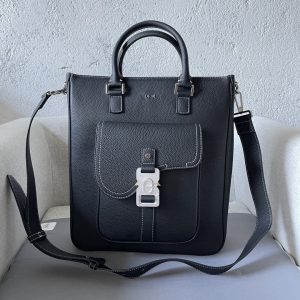 Issu de la collection homme Hiver 2014, ce sac selle est à la fois pratique et élégant, réalisé en cuir de vachette grainé noir avec le logo Dior pour une touche de style. Il est doté d'un compartiment principal spacieux pour ranger les essentiels du quotidien, d'une poche avant à rabat selle avec fermoir en aluminium logo Christian Dior pour ranger votre portefeuille, vos clés, vos écouteurs ou votre téléphone portable pour un accès facile, d'une poignée supérieure en cuir et d'une bandoulière réglable pour un portage à la main ou à l'épaule. Portez-le à la main, à l'épaule ou en travers du corpsNuméro de modèle 2017Taille 32-36-13.5Corps : cuir de vacheDoublure : tissu techCuir de vachetteCompartiment principal spacieuxCompartiment intérieur pour ordinateur platPoche intérieure zippéePoche frontale à rabat avec logo CD Poignée supérieure en cuir avec boucle en aluminiumBandoulière réglable en jacquard de nylon avec logo Christian DiorLaminé métal logo Dior sur le devantEmbossé logo Dior à l'intérieurPochette intérieure anti-poussière incluse191701380