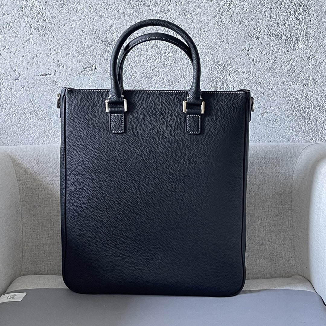 De la colección masculina Invierno 2014, este bolso saddle es práctico a la vez que elegante, confeccionado en piel de vacuno granulada negra con el logotipo Dior para darle un toque de estilo. Presenta un amplio compartimento principal para guardar los objetos de uso diario, un bolsillo delantero con solapa saddle y cierre de aluminio con el logotipo Christian Dior para guardar la cartera, las llaves, los auriculares o el teléfono móvil y acceder a ellos fácilmente, un asa superior de piel y una correa ajustable para llevar en la mano o al hombro. Llévelo en la mano, al hombro o cruzadoNúmero de modelo 2017Talla 32-36-13,5Cuerpo: Piel de vacaForro: tejido técnicoPiel de vacaEspacio compartimento principalCompartimento interior plano para el ordenadorBolsillo interior con cremalleraBolsillo delantero con solapa y logotipo CD Asa superior de piel con hebilla de aluminioBandolera ajustable de nylon jacquard con logotipo Christian DiorLogotipo Dior de latón laminado en la parte delanteraLogotipo Dior en relieve en el interiorBolsillo interior guardapolvo incluido191701380