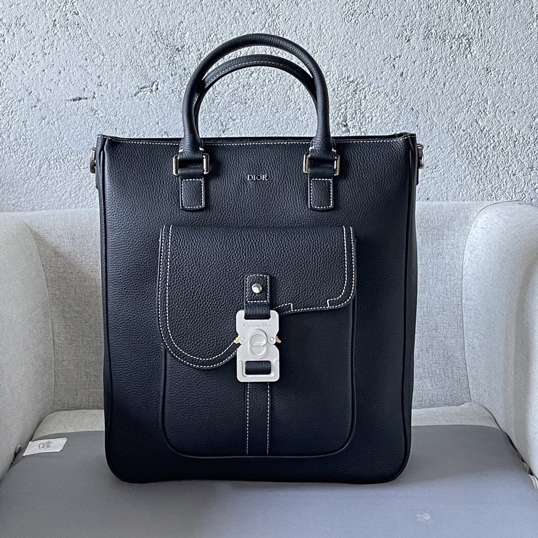 De la colección masculina Invierno 2014, este bolso saddle es práctico a la vez que elegante, confeccionado en piel de vacuno granulada negra con el logotipo Dior para darle un toque de estilo. Presenta un amplio compartimento principal para guardar los objetos de uso diario, un bolsillo delantero con solapa saddle y cierre de aluminio con el logotipo Christian Dior para guardar la cartera, las llaves, los auriculares o el teléfono móvil y acceder a ellos fácilmente, un asa superior de piel y una correa ajustable para llevar en la mano o al hombro. Llévelo en la mano, al hombro o cruzadoNúmero de modelo 2017Talla 32-36-13,5Cuerpo: Piel de vacaForro: tejido técnicoPiel de vacaEspacio compartimento principalCompartimento interior plano para el ordenadorBolsillo interior con cremalleraBolsillo delantero con solapa y logotipo CD Asa superior de piel con hebilla de aluminioBandolera ajustable de nylon jacquard con logotipo Christian DiorLogotipo Dior de latón laminado en la parte delanteraLogotipo Dior en relieve en el interiorBolsillo interior guardapolvo incluido191701380