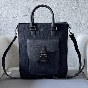 Issu de la collection homme hiver 2014, ce sac selle est à la fois pratique et élégant, confectionné en tissu noir imprimé Oblique avec des détails en cuir de vache grainé noir pour une touche de style et le logo Dior. Il est doté d'un compartiment principal spacieux pour ranger vos essentiels du quotidien, d'une poche avant à rabat selle et d'un fermoir en aluminium siglé Christian Dior pour ranger votre portefeuille, vos clés, vos écouteurs ou votre téléphone portable pour un accès facile et d'une poignée supérieure en cuir avec une bandoulière réglable. Accès facile grâce aux poignées supérieures en cuir et à la bandoulière réglable pour un portage à la main, sur l'épaule ou en travers du corps.Modèle 2016Taille 32-36-13.5Corps : Cuir de vachette en coton et tissu techniqueDoublure : Tissu techniqueCuir de vachetteCompartiment principal spacieuxCompartiment intérieur pour ordinateur platPoche intérieure zippéePoche frontale à rabat avec logo CD Poignée supérieure en cuir avec boucle en aluminiumBandoulière réglable en jacquard de nylon avec logo Christian DiorLaminé métal logo Dior sur le devantEmbossé logo Dior à l'intérieurSac à poussière intérieur inclus191701200