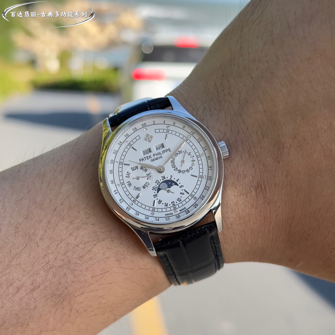 La Patek Philippe Classic Grande Complication Quantième Perpétuel Multifonction a été conçue par une équipe d'experts pendant deux ans pour être la première du genre, quel qu'en soit le coût, et pour être parfaite, en surmontant de nombreux obstacles et en franchissant de multiples goulets d'étranglement techniques afin d'obtenir une qualité constante ! Toutes les fonctions du Quantième Perpétuel sont simples et faciles à comprendre en un coup d'œil À l'intérieur, le Calibre 324 S Q à remontage automatique est une version raffinée du légendaire Calibre 324 à remontage automatique Bracelet : Un bracelet classique en veau italien avec une texture claire et qui s'accorde bien avec les meilleures montres Patek Philippe sur le marché. Boucle déployante : Le diamètre de 40 mm s'adapte à la taille de la main de l'homme, ce qui correspond à la taille du compteur.