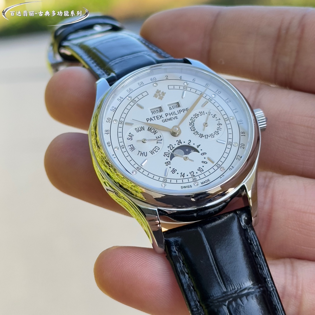 La Patek Philippe Classic Grande Complication Quantième Perpétuel Multifonction a été conçue par une équipe d'experts pendant deux ans pour être la première du genre, quel qu'en soit le coût, et pour être parfaite, en surmontant de nombreux obstacles et en franchissant de multiples goulets d'étranglement techniques afin d'obtenir une qualité constante ! Toutes les fonctions du Quantième Perpétuel sont simples et faciles à comprendre en un coup d'œil À l'intérieur, le Calibre 324 S Q à remontage automatique est une version raffinée du légendaire Calibre 324 à remontage automatique Bracelet : Un bracelet classique en veau italien avec une texture claire et qui s'accorde bien avec les meilleures montres Patek Philippe sur le marché. Boucle déployante : Le diamètre de 40 mm s'adapte à la taille de la main de l'homme, ce qui correspond à la taille du compteur.