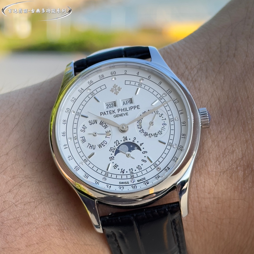 La Patek Philippe Classic Grande Complication Quantième Perpétuel Multifonction a été conçue par une équipe d'experts pendant deux ans pour être la première du genre, quel qu'en soit le coût, et pour être parfaite, en surmontant de nombreux obstacles et en franchissant de multiples goulets d'étranglement techniques afin d'obtenir une qualité constante ! Toutes les fonctions du Quantième Perpétuel sont simples et faciles à comprendre en un coup d'œil À l'intérieur, le Calibre 324 S Q à remontage automatique est une version raffinée du légendaire Calibre 324 à remontage automatique Bracelet : Un bracelet classique en veau italien avec une texture claire et qui s'accorde bien avec les meilleures montres Patek Philippe sur le marché. Boucle déployante : Le diamètre de 40 mm s'adapte à la taille de la main de l'homme, ce qui correspond à la taille du compteur.