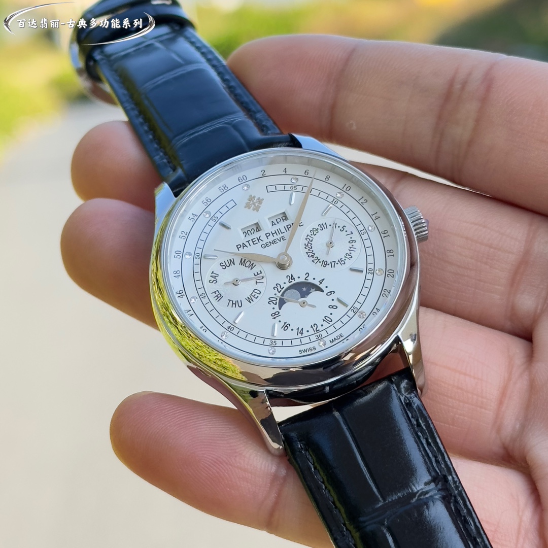 La Patek Philippe Classic Grande Complication Quantième Perpétuel Multifonction a été conçue par une équipe d'experts pendant deux ans pour être la première du genre, quel qu'en soit le coût, et pour être parfaite, en surmontant de nombreux obstacles et en franchissant de multiples goulets d'étranglement techniques afin d'obtenir une qualité constante ! Toutes les fonctions du Quantième Perpétuel sont simples et faciles à comprendre en un coup d'œil À l'intérieur, le Calibre 324 S Q à remontage automatique est une version raffinée du légendaire Calibre 324 à remontage automatique Bracelet : Un bracelet classique en veau italien avec une texture claire et qui s'accorde bien avec les meilleures montres Patek Philippe sur le marché. Boucle déployante : Le diamètre de 40 mm s'adapte à la taille de la main de l'homme, ce qui correspond à la taille du compteur.