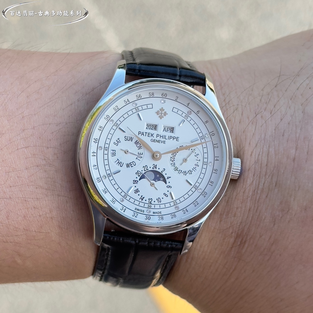 La Patek Philippe Classic Grande Complication Quantième Perpétuel Multifonction a été conçue par une équipe d'experts pendant deux ans pour être la première du genre, quel qu'en soit le coût, et pour être parfaite, en surmontant de nombreux obstacles et en franchissant de multiples goulets d'étranglement techniques afin d'obtenir une qualité constante ! Toutes les fonctions du Quantième Perpétuel sont simples et faciles à comprendre en un coup d'œil À l'intérieur, le Calibre 324 S Q à remontage automatique est une version raffinée du légendaire Calibre 324 à remontage automatique Bracelet : Un bracelet classique en veau italien avec une texture claire et qui s'accorde bien avec les meilleures montres Patek Philippe sur le marché. Boucle déployante : Le diamètre de 40 mm s'adapte à la taille de la main de l'homme, ce qui correspond à la taille du compteur.