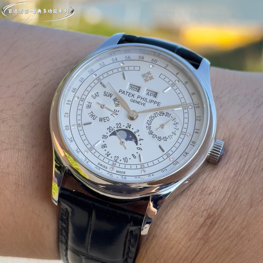 La Patek Philippe Classic Grande Complication Quantième Perpétuel Multifonction a été conçue par une équipe d'experts pendant deux ans pour être la première du genre, quel qu'en soit le coût, et pour être parfaite, en surmontant de nombreux obstacles et en franchissant de multiples goulets d'étranglement techniques afin d'obtenir une qualité constante ! Toutes les fonctions du Quantième Perpétuel sont simples et faciles à comprendre en un coup d'œil À l'intérieur, le Calibre 324 S Q à remontage automatique est une version raffinée du légendaire Calibre 324 à remontage automatique Bracelet : Un bracelet classique en veau italien avec une texture claire et qui s'accorde bien avec les meilleures montres Patek Philippe sur le marché. Boucle déployante : Le diamètre de 40 mm s'adapte à la taille de la main de l'homme, ce qui correspond à la taille du compteur.