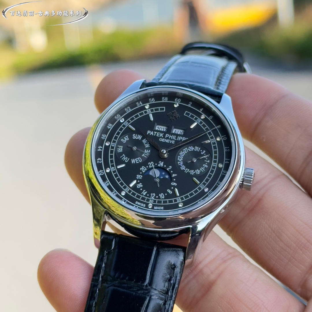 La Patek Philippe Classic Grande Complication Quantième Perpétuel Multifonction a été conçue par une équipe d'experts pendant deux ans pour être la première du genre, quel qu'en soit le coût, et pour être parfaite, en surmontant de nombreux obstacles et en franchissant de multiples goulets d'étranglement techniques afin d'obtenir une qualité constante ! Toutes les fonctions du Quantième Perpétuel sont simples et faciles à comprendre en un coup d'œil À l'intérieur, le Calibre 324 S Q à remontage automatique est une version raffinée du légendaire Calibre 324 à remontage automatique Bracelet : Un bracelet classique en veau italien avec une texture claire et qui s'accorde bien avec les meilleures montres Patek Philippe sur le marché. Boucle déployante : Le diamètre de 40 mm s'adapte à la taille de la main de l'homme, ce qui correspond à la taille du compteur.