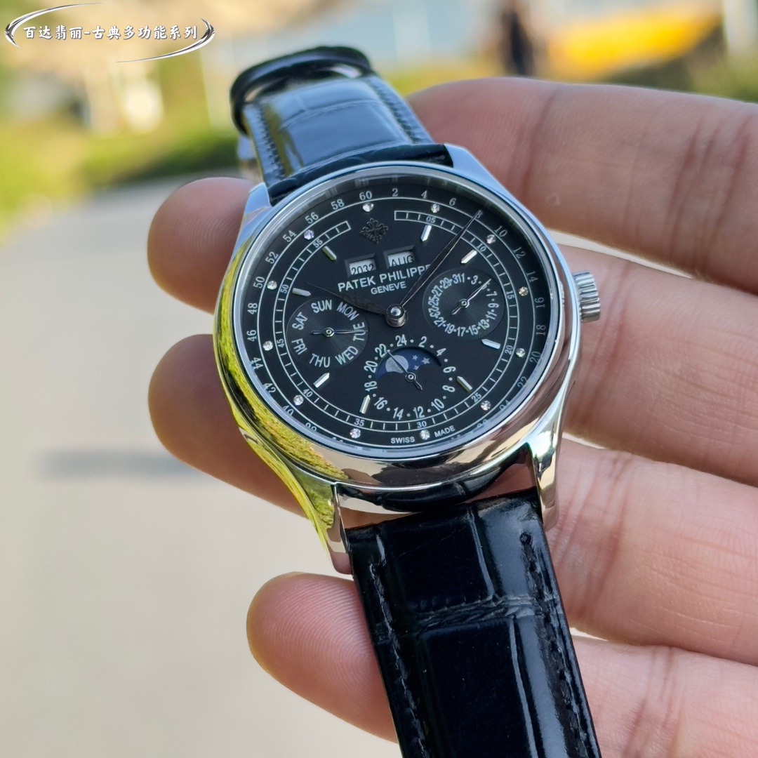 La Patek Philippe Classic Grande Complication Quantième Perpétuel Multifonction a été conçue par une équipe d'experts pendant deux ans pour être la première du genre, quel qu'en soit le coût, et pour être parfaite, en surmontant de nombreux obstacles et en franchissant de multiples goulets d'étranglement techniques afin d'obtenir une qualité constante ! Toutes les fonctions du Quantième Perpétuel sont simples et faciles à comprendre en un coup d'œil À l'intérieur, le Calibre 324 S Q à remontage automatique est une version raffinée du légendaire Calibre 324 à remontage automatique Bracelet : Un bracelet classique en veau italien avec une texture claire et qui s'accorde bien avec les meilleures montres Patek Philippe sur le marché. Boucle déployante : Le diamètre de 40 mm s'adapte à la taille de la main de l'homme, ce qui correspond à la taille du compteur.