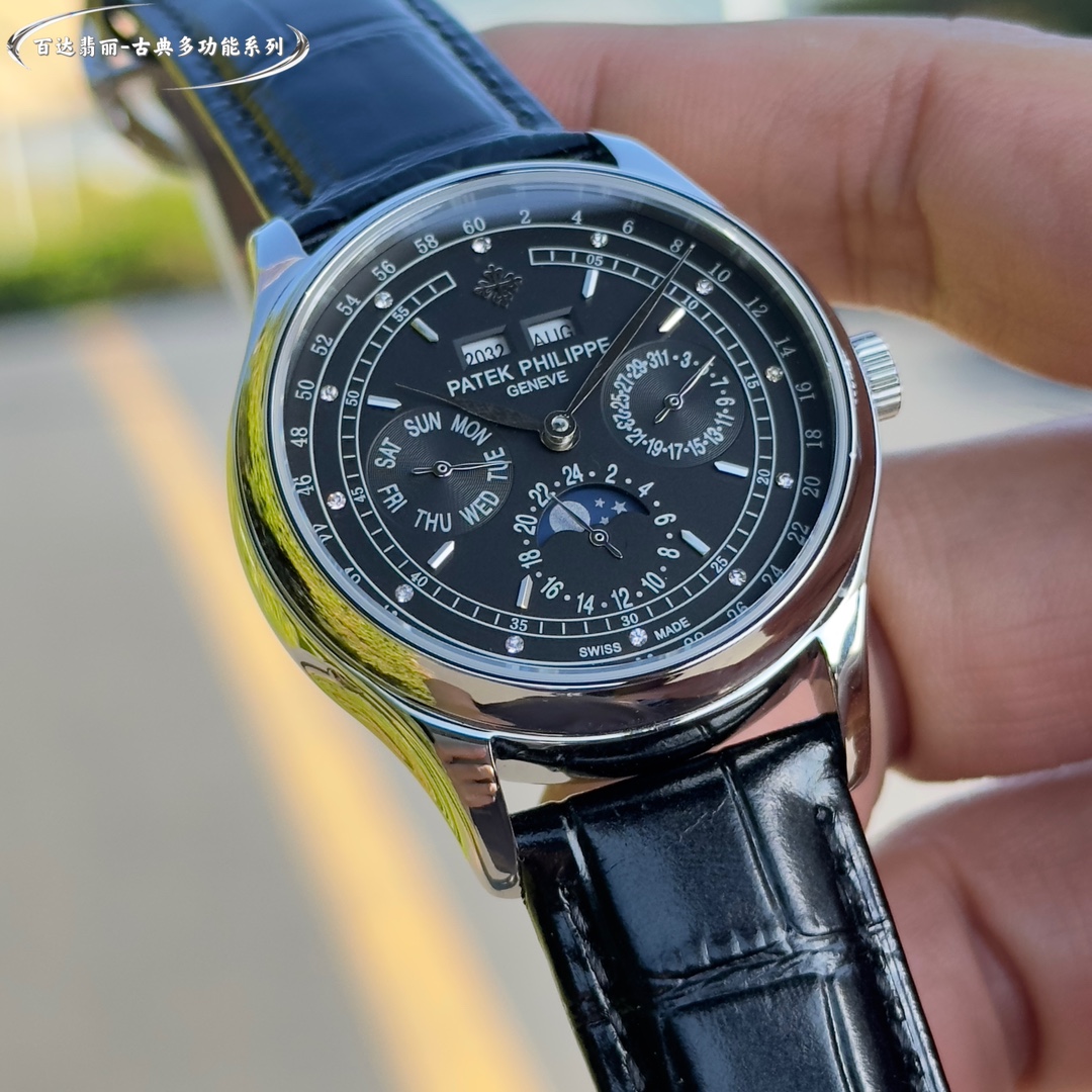 La Patek Philippe Classic Grande Complication Quantième Perpétuel Multifonction a été conçue par une équipe d'experts pendant deux ans pour être la première du genre, quel qu'en soit le coût, et pour être parfaite, en surmontant de nombreux obstacles et en franchissant de multiples goulets d'étranglement techniques afin d'obtenir une qualité constante ! Toutes les fonctions du Quantième Perpétuel sont simples et faciles à comprendre en un coup d'œil À l'intérieur, le Calibre 324 S Q à remontage automatique est une version raffinée du légendaire Calibre 324 à remontage automatique Bracelet : Un bracelet classique en veau italien avec une texture claire et qui s'accorde bien avec les meilleures montres Patek Philippe sur le marché. Boucle déployante : Le diamètre de 40 mm s'adapte à la taille de la main de l'homme, ce qui correspond à la taille du compteur.