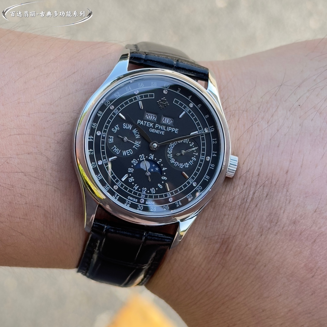 La Patek Philippe Classic Grande Complication Quantième Perpétuel Multifonction a été conçue par une équipe d'experts pendant deux ans pour être la première du genre, quel qu'en soit le coût, et pour être parfaite, en surmontant de nombreux obstacles et en franchissant de multiples goulets d'étranglement techniques afin d'obtenir une qualité constante ! Toutes les fonctions du Quantième Perpétuel sont simples et faciles à comprendre en un coup d'œil À l'intérieur, le Calibre 324 S Q à remontage automatique est une version raffinée du légendaire Calibre 324 à remontage automatique Bracelet : Un bracelet classique en veau italien avec une texture claire et qui s'accorde bien avec les meilleures montres Patek Philippe sur le marché. Boucle déployante : Le diamètre de 40 mm s'adapte à la taille de la main de l'homme, ce qui correspond à la taille du compteur.