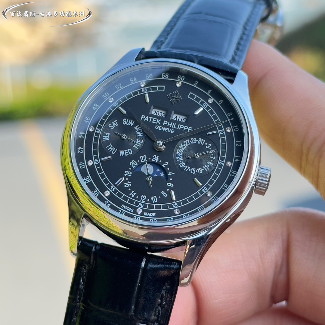 La Patek Philippe Classic Grande Complication Quantième Perpétuel Multifonction a été conçue par une équipe d'experts pendant deux ans pour être la première du genre, quel qu'en soit le coût, et pour être parfaite, en surmontant de nombreux obstacles et en franchissant de multiples goulets d'étranglement techniques afin d'obtenir une qualité constante ! Toutes les fonctions du Quantième Perpétuel sont simples et faciles à comprendre en un coup d'œil À l'intérieur, le Calibre 324 S Q à remontage automatique est une version raffinée du légendaire Calibre 324 à remontage automatique Bracelet : Un bracelet classique en veau italien avec une texture claire et qui s'accorde bien avec les meilleures montres Patek Philippe sur le marché. Boucle déployante : Le diamètre de 40 mm s'adapte à la taille de la main de l'homme, ce qui correspond à la taille du compteur.