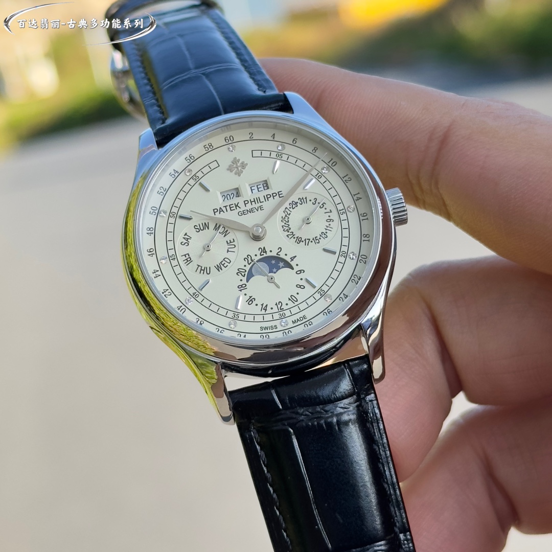 El Patek Philippe Classic Grande Complication Calendario Perpetuo Multifunción fue diseñado por un equipo de expertos durante dos años para superar múltiples cuellos de botella técnicos y alcanzar la perfección, ¡sin importar el coste! La indicación del año y el mes en la parte superior de la esfera, la indicación de las fases de la luna de 24 horas a las 6 horas, la indicación del calendario a las 3 horas y la indicación del día a las 9 horas Todas las funciones del Calendario Perpetuo son sencillas y fáciles de entender de un vistazo En su interior, el Calibre 324 S Q automático es una versión refinada del legendario Calibre 324 automático Correa: Una correa clásica de piel de becerro italiana con una textura clara y que combina a la perfección con los mejores relojes Patek Philippe del mercado. Cierre desplegable 40 mm de diámetro se adapta a los hombres populares tamaño de la mano es coherente con el contador muy de negocios también puede ser de ocio