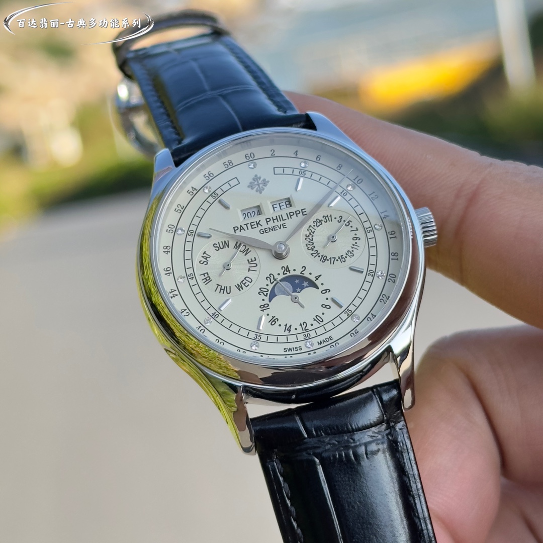 La Patek Philippe Classic Grande Complication Quantième Perpétuel Multifonction a été conçue par une équipe d'experts pendant deux ans pour être la première du genre, quel qu'en soit le coût, et pour être parfaite, en surmontant de nombreux obstacles et en franchissant de multiples goulets d'étranglement techniques afin d'obtenir une qualité constante ! Toutes les fonctions du Quantième Perpétuel sont simples et faciles à comprendre en un coup d'œil À l'intérieur, le Calibre 324 S Q à remontage automatique est une version raffinée du légendaire Calibre 324 à remontage automatique Bracelet : Un bracelet classique en veau italien avec une texture claire et qui s'accorde bien avec les meilleures montres Patek Philippe sur le marché. Boucle déployante : Le diamètre de 40 mm s'adapte à la taille de la main de l'homme, ce qui correspond à la taille du compteur.