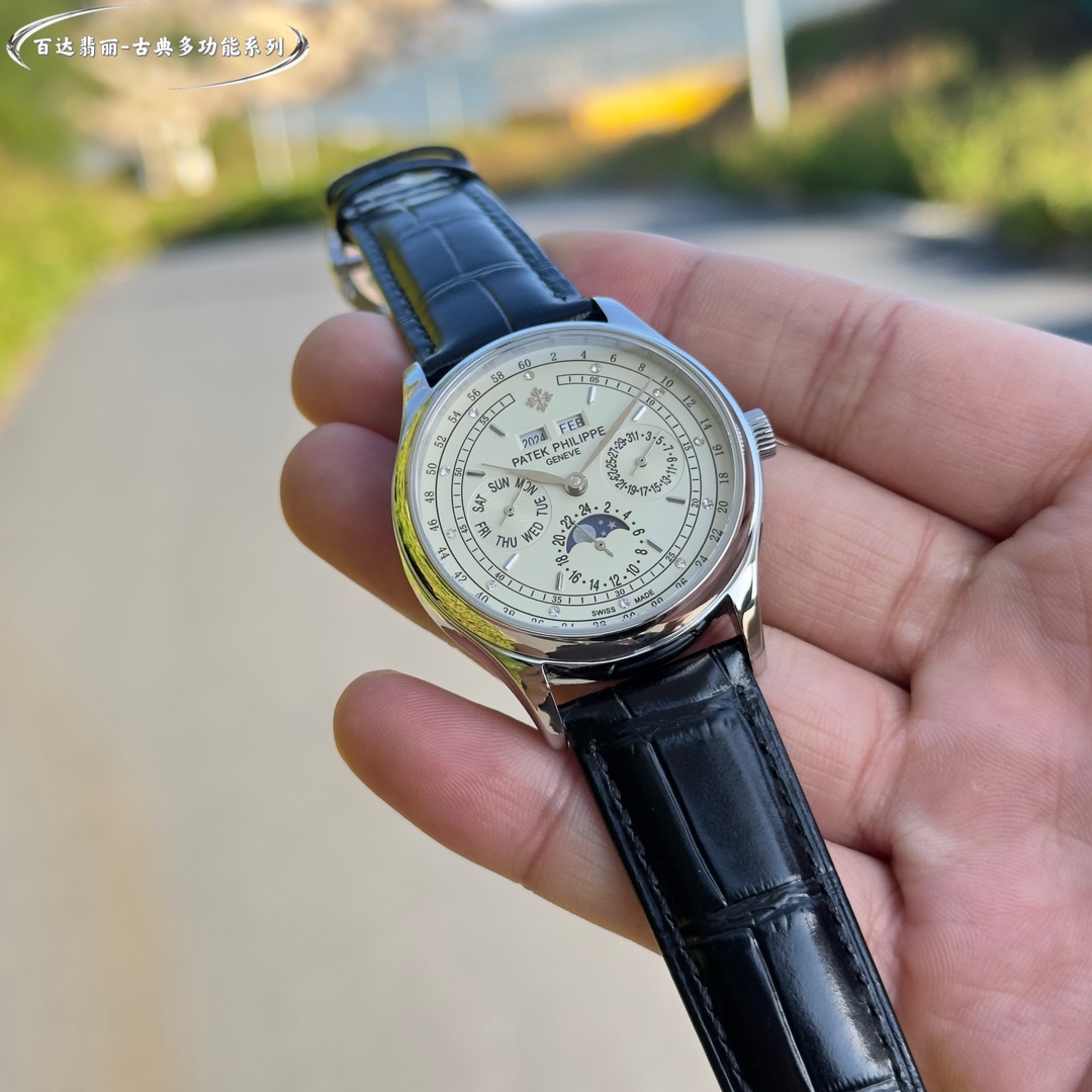 La Patek Philippe Classic Grande Complication Quantième Perpétuel Multifonction a été conçue par une équipe d'experts pendant deux ans pour être la première du genre, quel qu'en soit le coût, et pour être parfaite, en surmontant de nombreux obstacles et en franchissant de multiples goulets d'étranglement techniques afin d'obtenir une qualité constante ! Toutes les fonctions du Quantième Perpétuel sont simples et faciles à comprendre en un coup d'œil À l'intérieur, le Calibre 324 S Q à remontage automatique est une version raffinée du légendaire Calibre 324 à remontage automatique Bracelet : Un bracelet classique en veau italien avec une texture claire et qui s'accorde bien avec les meilleures montres Patek Philippe sur le marché. Boucle déployante : Le diamètre de 40 mm s'adapte à la taille de la main de l'homme, ce qui correspond à la taille du compteur.