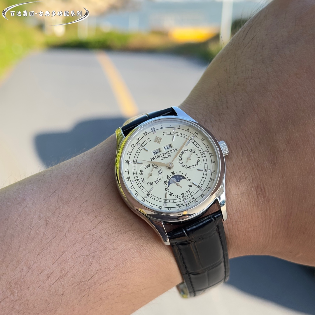 El Patek Philippe Classic Grande Complication Calendario Perpetuo Multifunción fue diseñado por un equipo de expertos durante dos años para superar múltiples cuellos de botella técnicos y alcanzar la perfección, ¡sin importar el coste! La indicación del año y el mes en la parte superior de la esfera, la indicación de las fases de la luna de 24 horas a las 6 horas, la indicación del calendario a las 3 horas y la indicación del día a las 9 horas Todas las funciones del Calendario Perpetuo son sencillas y fáciles de entender de un vistazo En su interior, el Calibre 324 S Q automático es una versión refinada del legendario Calibre 324 automático Correa: Una correa clásica de piel de becerro italiana con una textura clara y que combina a la perfección con los mejores relojes Patek Philippe del mercado. Cierre desplegable 40 mm de diámetro se adapta a los hombres populares tamaño de la mano es coherente con el contador muy de negocios también puede ser de ocio