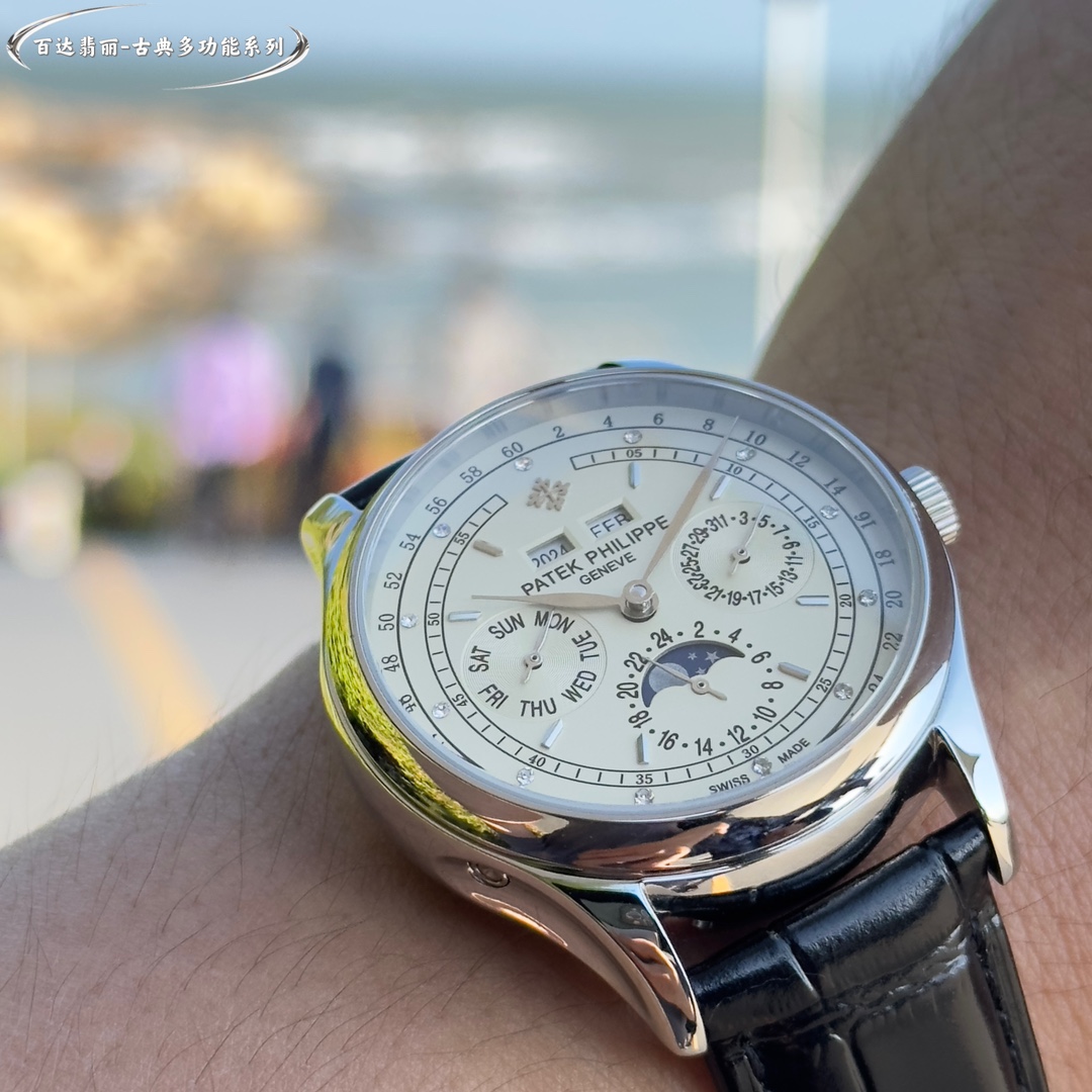 La Patek Philippe Classic Grande Complication Quantième Perpétuel Multifonction a été conçue par une équipe d'experts pendant deux ans pour être la première du genre, quel qu'en soit le coût, et pour être parfaite, en surmontant de nombreux obstacles et en franchissant de multiples goulets d'étranglement techniques afin d'obtenir une qualité constante ! Toutes les fonctions du Quantième Perpétuel sont simples et faciles à comprendre en un coup d'œil À l'intérieur, le Calibre 324 S Q à remontage automatique est une version raffinée du légendaire Calibre 324 à remontage automatique Bracelet : Un bracelet classique en veau italien avec une texture claire et qui s'accorde bien avec les meilleures montres Patek Philippe sur le marché. Boucle déployante : Le diamètre de 40 mm s'adapte à la taille de la main de l'homme, ce qui correspond à la taille du compteur.