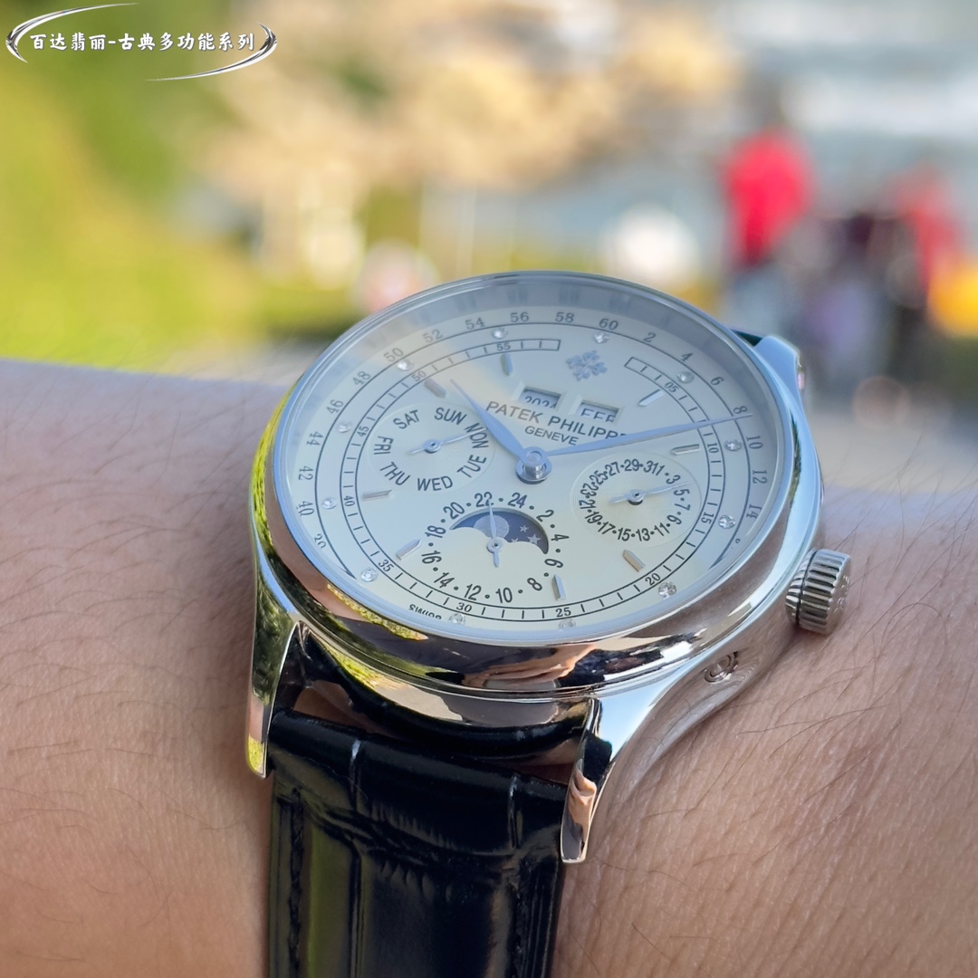 El Patek Philippe Classic Grande Complication Calendario Perpetuo Multifunción fue diseñado por un equipo de expertos durante dos años para superar múltiples cuellos de botella técnicos y alcanzar la perfección, ¡sin importar el coste! La indicación del año y el mes en la parte superior de la esfera, la indicación de las fases de la luna de 24 horas a las 6 horas, la indicación del calendario a las 3 horas y la indicación del día a las 9 horas Todas las funciones del Calendario Perpetuo son sencillas y fáciles de entender de un vistazo En su interior, el Calibre 324 S Q automático es una versión refinada del legendario Calibre 324 automático Correa: Una correa clásica de piel de becerro italiana con una textura clara y que combina a la perfección con los mejores relojes Patek Philippe del mercado. Cierre desplegable 40 mm de diámetro se adapta a los hombres populares tamaño de la mano es coherente con el contador muy de negocios también puede ser de ocio