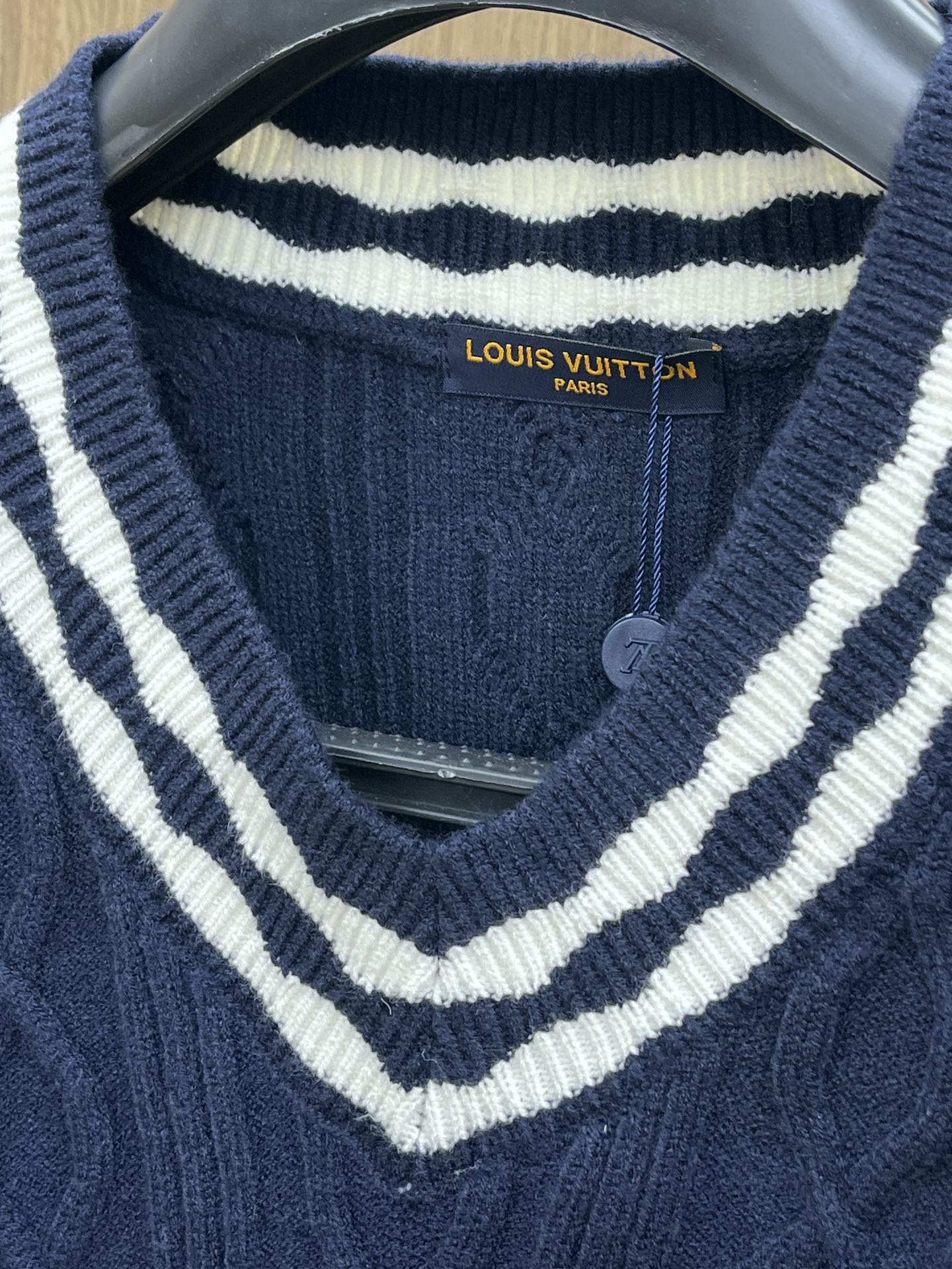 P720 Burberry 48Fw Autumn/Winter Unisex High Gram Weight Knitted Fleece Matching Colour Logo Stripe Crafted Design ! Logo en crochet avec bande décorative Design en crochet de couleur assortie classique ! Ce pull est fabriqué en laine importée 100% tricotée ! Le tissu est épais avec un certain sens de poids propre texture éponge dense doux proche de porter la peau respirante confortable couleur belle, accrocheur mode degré d'explosion de motifs distinctifs peut certainement vous laisser dans la foule de points colorés ! L'effet du vieillissement du haut du corps et la correspondance Taille : M-2XL-usine de haute couture